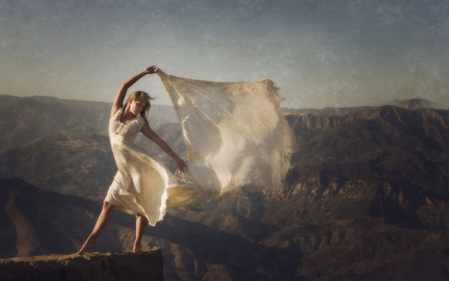 Обои картинки фото девушки, -unsort , блондинки, платье, девушка, , , ветер, шаль, , , горы
