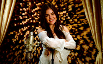 Картинка девушки lucy+hale микрофон улыбка