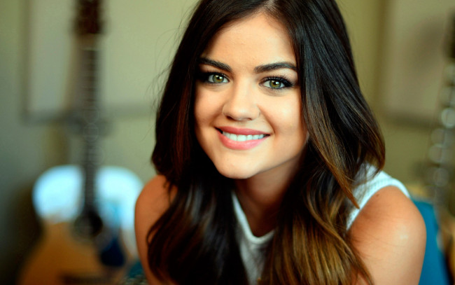 Обои картинки фото девушки, lucy hale, улыбка, взгляд