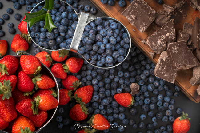 Обои картинки фото еда, фрукты,  ягоды, клубника, ягоды, шоколад, голубика