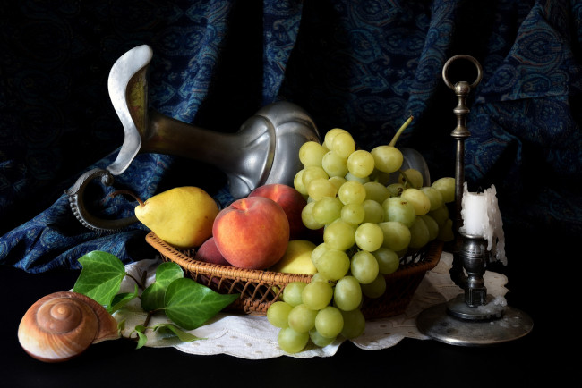 Обои картинки фото еда, натюрморт, свеча, ракушка, персик, виноград, груша, кувшин