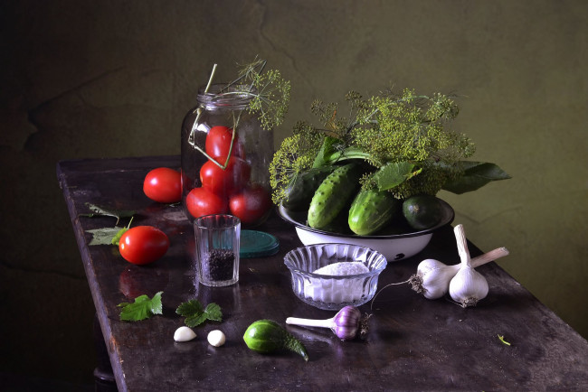 Обои картинки фото еда, овощи, укроп, огурцы, консервирование, заготовки, соль, помидор, томаты