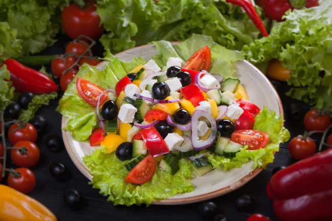 Обои картинки фото еда, салаты,  закуски, греческий, маслины, огурец, лук, перец, помидоры, фета, овощи, салат