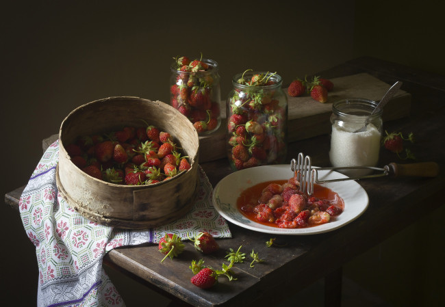 Обои картинки фото еда, клубника,  земляника, ягоды, цветы, листья