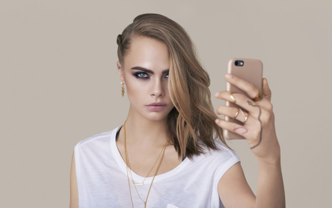 Обои картинки фото девушки, cara delevingne, блондинка, модель, телефон, цепочки
