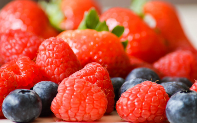 Обои картинки фото еда, фрукты,  ягоды, черника, клубника, малина