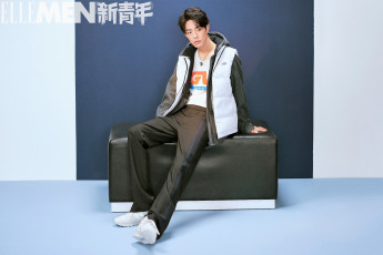 Картинка мужчины xiao+zhan актер куртка брюки кроссовки пуфик