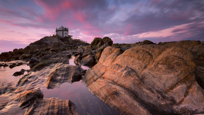 Обои картинки фото capela do senhor da pedra, miramar, portugal, города, - католические соборы,  костелы,  аббатства, capela, do, senhor, da, pedra