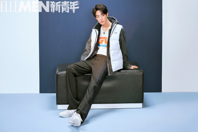 Обои картинки фото мужчины, xiao zhan, актер, куртка, брюки, кроссовки, пуфик