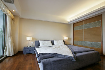 Картинка интерьер спальня кровать подушки светильники