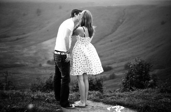 Обои картинки фото разное, мужчина женщина, поцелуй, черно-белый, платье