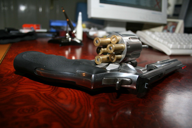 Обои картинки фото оружие, револьверы, стол, пули, барабан, револьвер
