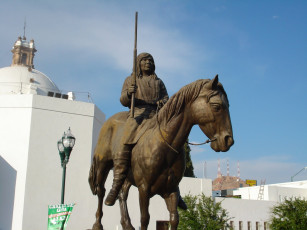 Картинка города памятники скульптуры арт объекты лошадь всадник