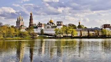 Картинка города православные церкви монастыри монастыр купола река