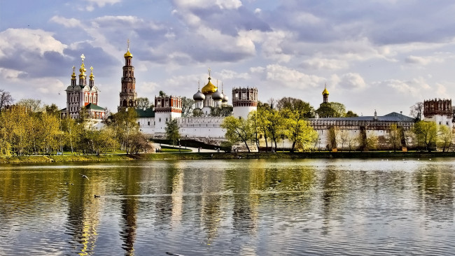 Обои картинки фото города, православные, церкви, монастыри, монастыр, купола, река