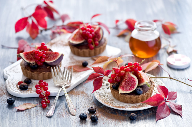 Обои картинки фото еда, пирожные, кексы, печенье, голубика, инжир, красная, смородина, листья, мед