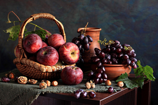 Обои картинки фото еда, натюрморт, урожай, яблоки, виноград, орехи