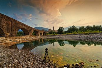 Картинка италия эмилия романья города мосты река мост галька лес облака заря