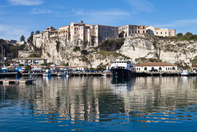 Обои картинки фото tropea, italy, города, амальфийское, лигурийское, побережье, италия, море, дома, горы