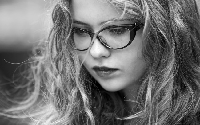 Обои картинки фото задумчивость, девушки, -unsort , Черно-белые обои, очки, блондинка, кудри