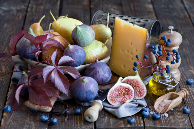 Обои картинки фото еда, разное, голубика, ягоды, виноград, инжир, фиги, сыр, натюрморт, листья, груши