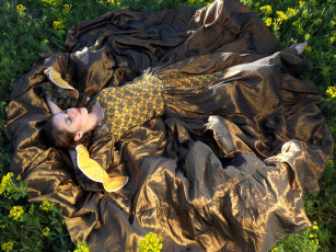 Картинка девушки -unsort+ брюнетки +шатенки на земле девушка зелень цветы лежит шатенка настроение лето трава сон платье
