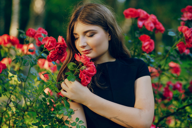 Обои картинки фото девушки, -unsort , брюнетки, темноволосые, розы, цветы, шатенка, девушка