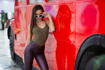Картинка девушки -unsort+ брюнетки темноволосые кожаные штаны автобус wallhaven кольцо колье солнцезащитные очки