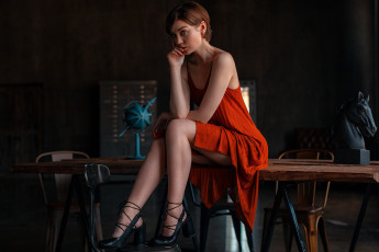 Картинка девушки olya+pushkina глубина резкости каблуки платье стол стул в помещении модель оля пушкина ножки короткие волосы татуировка