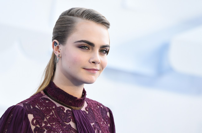 Обои картинки фото девушки, cara delevingne, блузка, улыбка, блондинка, модель