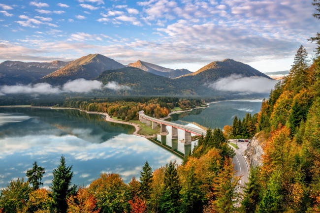 Обои картинки фото природа, дороги, горы, осень, бавария, германия, озеро, мост, лес, дорога