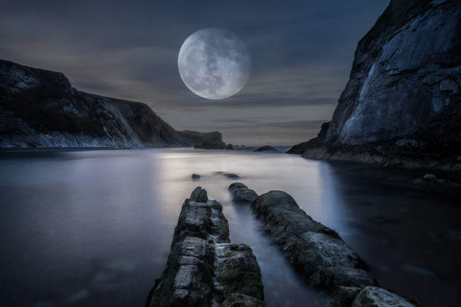 Обои картинки фото космос, луна, горы, море, огромная, берег, скалы, ночь, водоем, полнолуние