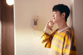 Картинка мужчины xiao+zhan актер свитер телефон