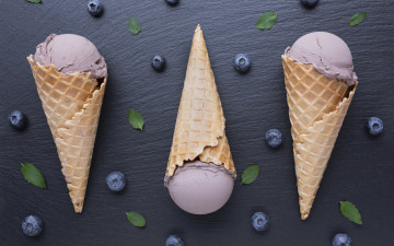 Картинка еда мороженое +десерты вафельный рожок черника