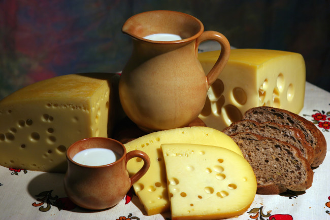 Обои картинки фото еда, сырные, изделия, молоко, чёрный, хлеб