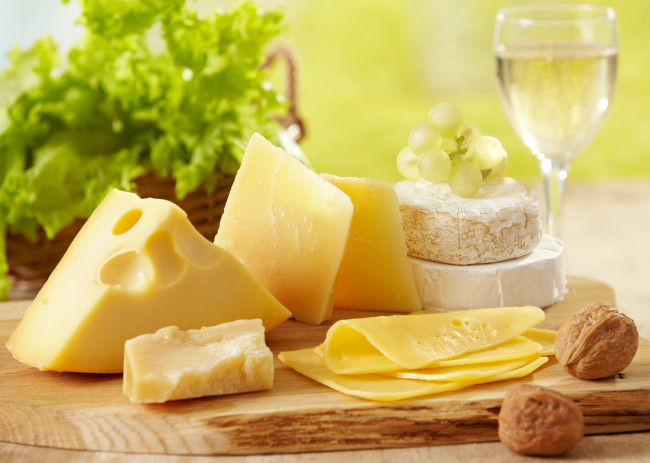 Обои картинки фото еда, сырные, изделия, вино, сыр, виноград