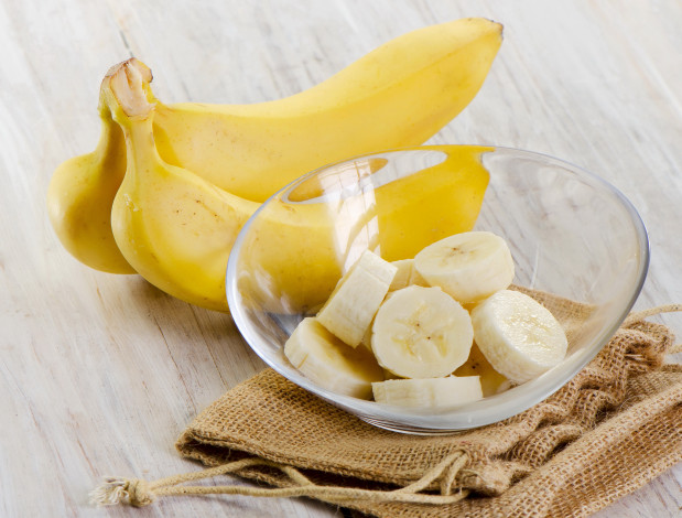 Обои картинки фото еда, бананы, тарелка, фрукты
