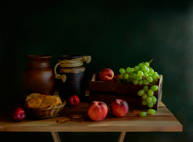 Обои картинки фото еда, натюрморт, персики, кувшин, виноград, стол