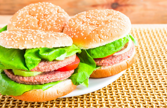 Обои картинки фото еда, бутерброды,  гамбургеры,  канапе, фастфуд, котлета, булка, зелень, гамбургер