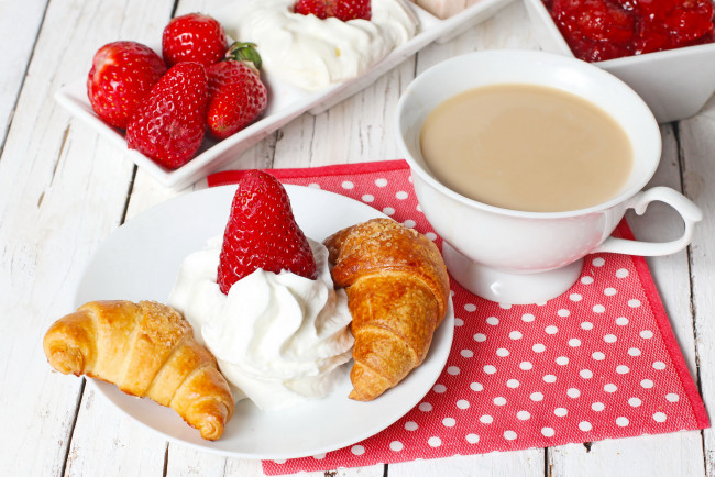 Обои картинки фото еда, разное, круассаны, завтрак, чашка, кофе, клубника