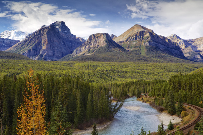 Обои картинки фото природа, реки, озера, лес, дорога, река, осень, banff, national, park, деревья, небо, горы, облака, канада, альберта