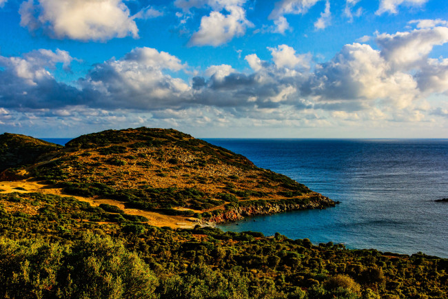 Обои картинки фото средиземное море, природа, побережье, облака, небо, трава, море