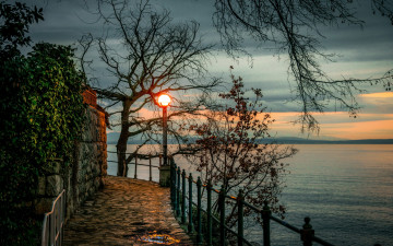 Картинка природа восходы закаты хорватия опатия opatija берег залив закат вечер фонарь ветки деревья