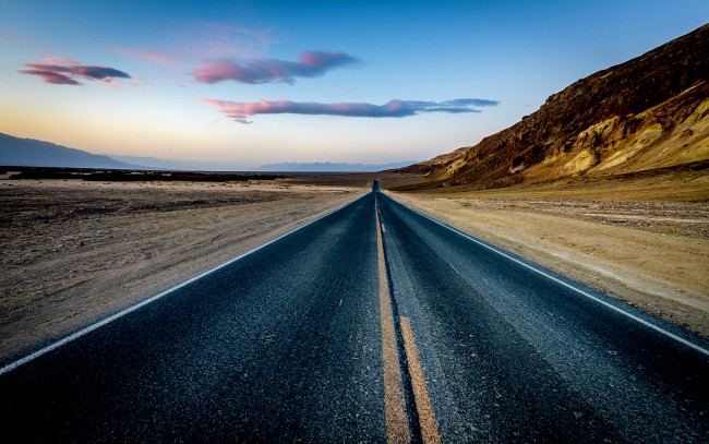 Обои картинки фото природа, дороги, дорога, закат, сумерки, горы, шоссе, пустыня