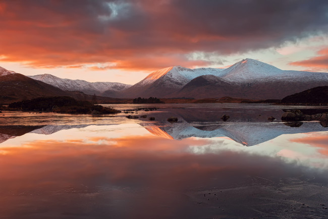 Обои картинки фото природа, горы, северо-шотландское, нагорье, шотландия, вечер, отражения, облака, озеро