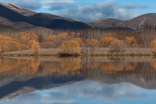 Обои картинки фото природа, реки, озера, отражение, осень, деревья, озеро, горы, облака, небо