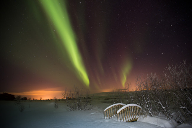 Обои картинки фото природа, северное сияние, звезды, мостик, ночь, зима