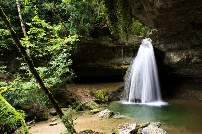 Обои картинки фото природа, водопады, лес, скала, поток, водопад, деревья