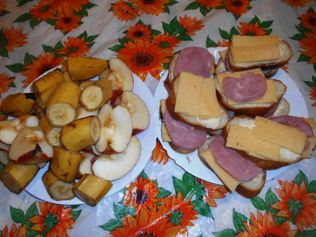 Обои картинки фото еда, бутерброды,  гамбургеры,  канапе, колбаса, хлеб, сыр, бананы, яблоки