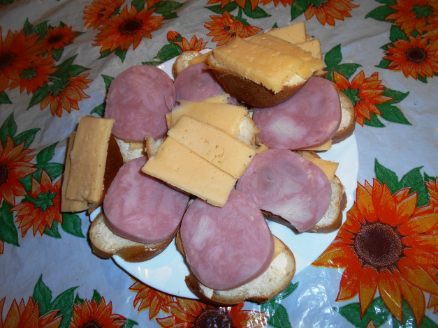 Обои картинки фото еда, бутерброды,  гамбургеры,  канапе, колбаса, хлеб, сыр